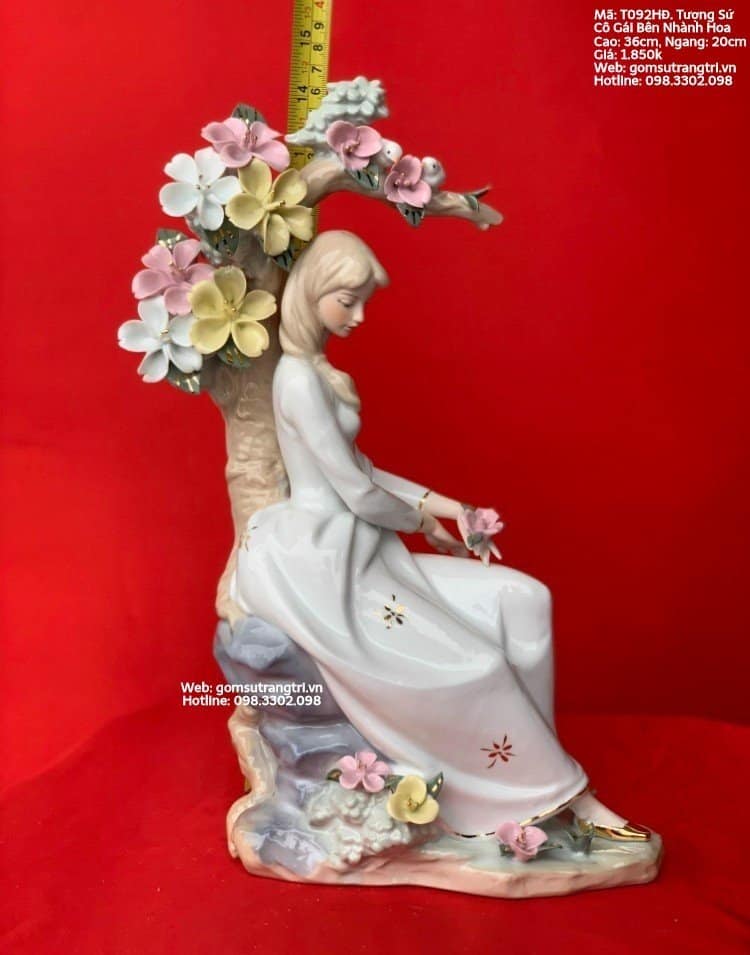 TƯỢNG SỨ CÔ GÁI BÊN NHÀNH HOA